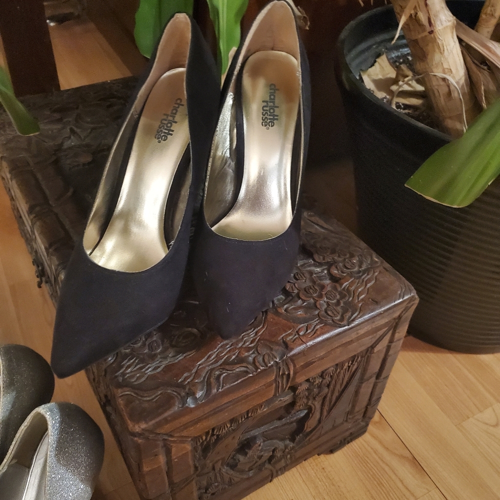 Black velvet pumps
